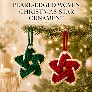 Könnte beinhalten: Zwei sternförmige Weihnachtsanhänger, einer in Dunkelgrün und einer in Rot, mit einem geflochtenen Design, einem cremefarbenen Rand und weißen Perlen an jeder Spitze. Jeder Stern verfügt über eine passende Garnschlaufe zum Aufhängen.