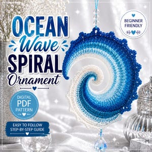 Peut inclure: Une décoration en crochet en forme de spirale avec un dégradé de couleurs allant du blanc au bleu clair et bleu foncé. Le texte indique OCEAN WAVE SPIRAL ORNAMENT, BEGINNER FRIENDLY, DIGITAL PDF PATTERN et EASY TO FOLLOW STEP-BY-STEP GUIDE.