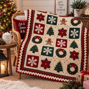 Può includere: Una coperta all'uncinetto fatta a mano con una griglia di motivi quadrati color crema, verde scuro e rosso. I quadrati presentano applicazioni testurizzate di fiocchi di neve bianchi, alberi di Natale verdi, stelle di Natale rosse, omini di pan di zenzero e ghirlande.