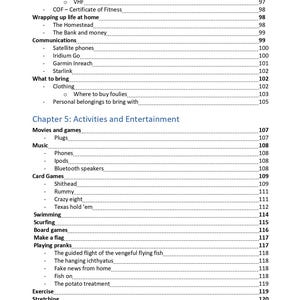 K&ouml;nnte beinhalten: Ein schwarz-wei&szlig;es Inhaltsverzeichnis mit Abschnitten zu Kommunikation, Kleidung und Aktivit&auml;ten. Die Themen umfassen Satellitentelefone, Filme, Musik, Kartenspiele, Schwimmen und Streiche, mit den entsprechenden Seitenzahlen auf der rechten Seite.