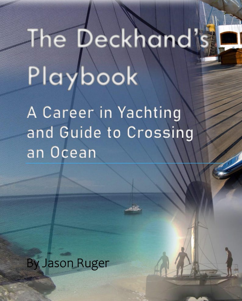 K&ouml;nnte beinhalten: Ein Buchcover mit dem Titel The Deckhand's Playbook: A Career in Yachting and Guide to Crossing an Ocean von Jason Ruger. Das Cover zeigt ein zusammengesetztes Bild eines h&ouml;lzernen Bootsdecks, eines Segelboots auf t&uuml;rkisfarbenem Wasser und drei Personen.