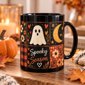 Peut inclure: Un mug en céramique noire avec un motif à plusieurs panneaux comprenant un fantôme blanc, un croissant de lune jaune, des fleurs orange et blanches, des cœurs rouges et un motif à carreaux rouge et noir. Le texte Spooky Season est imprimé.