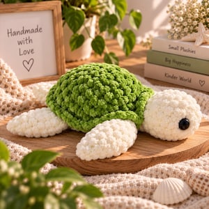 Peut inclure: Une peluche tortue au crochet avec une carapace verte texturée et une tête, des nageoires et un ventre blancs. La tortue possède de grands yeux ronds en plastique noir et est fabriquée en fil épais et doux avec un motif de mailles nouées.