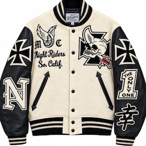 Puede incluir: Una chaqueta universitaria color crema y negro con mangas de cuero negro, cierre de botones a presión y bordes acanalados. Los parches incluyen una calavera con un cuchillo, una rueda alada, cruces de hierro, el texto "Night Riders So. Calif.", "N", "THE ONLY ONE" y un kanji.