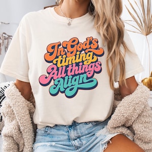 No tempo de Deus, tudo se alinha. Camiseta Comfort Colors, camiseta cristã fofa para adolescentes, camiseta com mensagem de fé para mulheres.