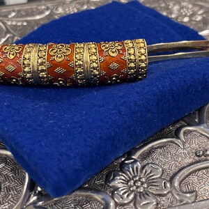 Verzierte filigrane Haarspange im Vintage-Stil – Clip im Cloisonné-Stil in antikem Goldton in gebranntem Orange