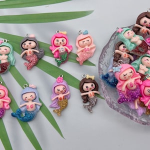 Cute Mermaid Princess Charms Resina Kawaii Dibujos animados para pendientes Collar Colgantes Accesorios DIY Flatback Crafts Adorno Fabricación de joyas
