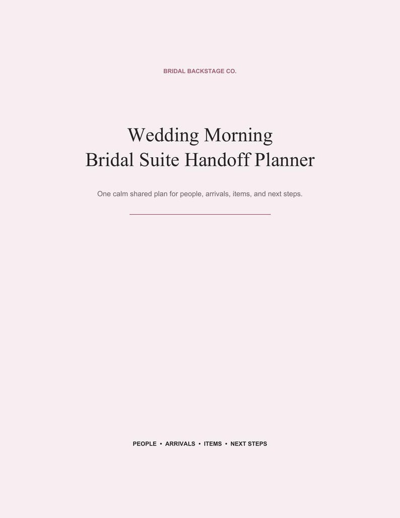 Op de afbeelding: Een lichtroze planneromslag met de titel Bridal Backstage Co. Wedding Morning Bridal Suite Handoff Planner. De tekst luidt: One calm shared plan for people, arrivals, items, and next steps. Onderaan staan de woorden PEOPLE, ARRIVALS, ITEMS, NEXT STEPS.