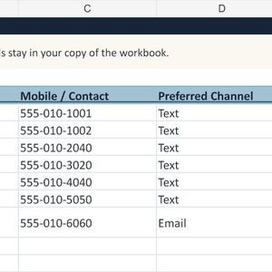 K&ouml;nnte beinhalten: Eine Tabellenkalkulation mit dem Titel ROLES & CONTACTS mit Spalten f&uuml;r Rolle, Person/Unternehmen, Mobil/Kontakt, bevorzugter Kanal, Einbeziehung und Notizen. Die Tabelle listet verschiedene hochzeitsbezogene Rollen mit Kontaktdaten und Aufgabennotizen auf.