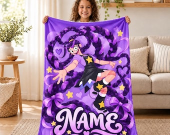 Op de afbeelding: Een paarse fleece deken met een cartoonfiguur met lang gevlochten haar, gekleed in een zwart schort met gele sterren. Het ontwerp bevat paarse linten, gele sterren en het woord NAME in grote witte cursieve letters.