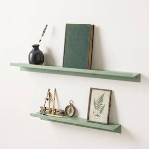Set med 2 gröna vägghyllor i metall, modern minimalistisk inredning, förvaringsorganisatör för hemmet