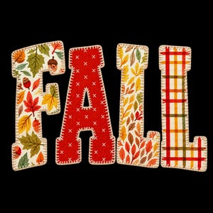 Op de afbeelding: Vier stoffen letters die het woord FALL vormen. De F heeft een witte achtergrond met kleurrijke herfstbladeren en eikels. De A is effen rood met witte kruissteekdetails. De L toont een verticaal patroon van oranje bladeren en een ruitpatroon.