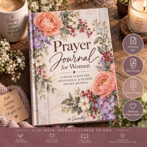 Può includere: Un diario di preghiera con copertina rigida e sfondo in venature di legno bianco, decorato con illustrazioni di peonie rosa, ortensie viola e bacche rosse. La copertina riporta il testo Prayer Journal for Women e 24 Week Scripture, Devotional & Guided Prayer Journal.