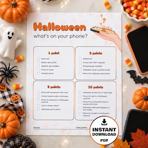 Puede incluir: Una hoja de juego de papel blanco titulada Halloween what's on your phone? con cuatro secciones de puntos y casillas de verificación para tareas como encontrar fotos o aplicaciones. El diseño incluye texto naranja y un patrón de calabazas.
