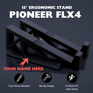 Puede incluir: Un soporte ergonómico negro de 15 grados para el controlador Pioneer FLX4. El soporte cuenta con una superficie texturizada para mayor agarre y un área designada para texto personalizado, indicada por la frase YOUR NAME HERE con una flecha roja.