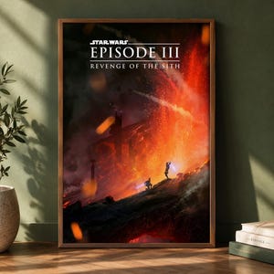 Puede incluir: Un póster de película enmarcado de Star Wars Episodio III La Venganza de los Sith que muestra una escena dramática de dos figuras con sables de luz azules brillantes en un paisaje volcánico oscuro con lava naranja brillante.