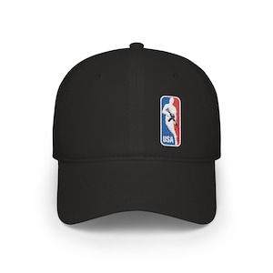 Peut inclure: Une casquette de baseball noire avec un écusson rectangulaire brodé sur le devant. L'écusson présente une silhouette blanche d'une personne tenant un fusil sur un fond rouge et bleu, avec le texte blanc USA imprimé au bas de l'écusson.