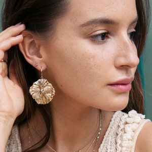 Grandes boucles d'oreilles fleuries dorées à l'or fin 24 carats / Collection Azalée pure GM