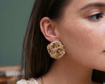 Grandes boucles d'oreilles fleuries dorées à l'or fin 24 carats / Collection Azalée pure GM