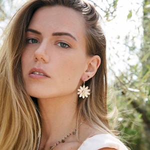 Boucles d&#39;oreilles fleuries dormeuses dorées à l&#39;or fin 24 carats / Collection Marguerite pure
