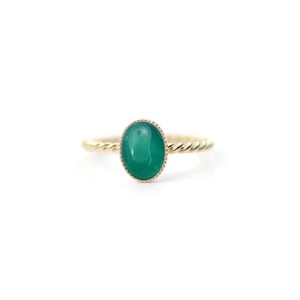 Bague ornée d'une pierre semi-précieuse, plaquée à l'or fin 24 quilates / Colección Lyre