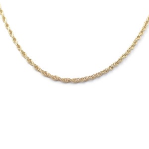 Puede incluir: Un collar de cadena de cuerda dorada.