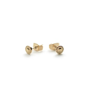 Boucles d&#39;oreilles puces dorées à l&#39;or fin 24 carats / Collection Maya