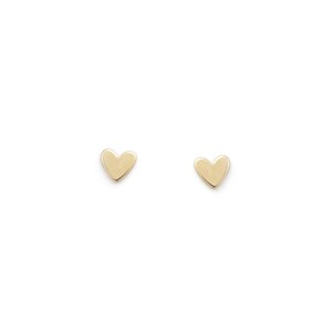 Puede incluir: Un par de pequeños pendientes de corazón de oro.
