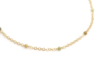 Goldglänzendes Collier mit 24 Karat und grünem Granat / Collection Boréale