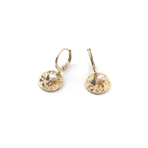 Boucles d'oreilles dorées à l'or fin 24 カラット et perles d'eau douce / コレクション アロハ