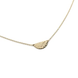 Pu&ograve; includere: Una collana d'oro con un ciondolo a forma di mezza luna martellato.