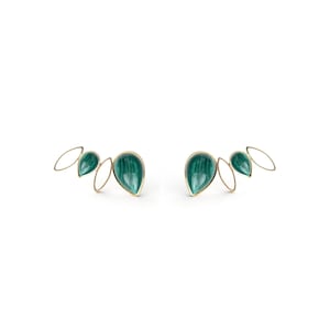 Boucles d&#39;oreille puces fleuries dorées à l&#39;or fin 24 carats et pierres semi-précieuses / Collection Ondine corolle