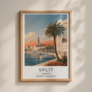 Könnte beinhalten: Ein gerahmter Wandkunstdruck mit einer Küstenszene von Split, Kroatien, mit einer Palme, Booten auf dem Wasser und einem historischen Glockenturm unter einem Sonnenuntergangshimmel. Der Text lautet SPLIT, CROATIA, und die Koordinaten 43.5081° N, 16.4402° E.