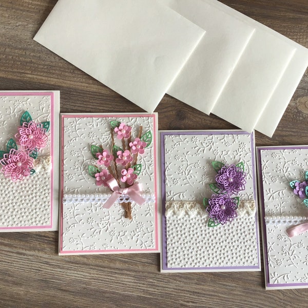 Lot de 4 cartes de vœux faites main. Cartes magnifiquement faites à la main avec des fleurs faites à la main.