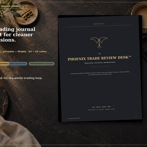 Op de afbeelding: Een zwart digitaal handelsdagboek getiteld The Phoenix Trade Review Desk met gouden tekst en een vogellogo. Het document bevat secties voor handel, risicodiscipline en prestatiebeoordeling, beschikbaar in A4- en US Letter-formaten.