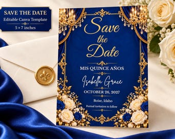 Op de afbeelding: Een koningsblauwe Save the Date-kaart met gouden sierlijke kaders, hangende kristallen kroonluchters en witte en blauwe roosclusters. De tekst luidt Save the Date, MIS QUINCE AÑOS, Isabella Grace, OCTOBER 26, 2027, Boise, Idaho en Formal invitation to follow.