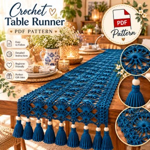 Puede incluir: Un camino de mesa de ganchillo en azul intenso con un patrón geométrico repetitivo de motivos circulares. El camino está rematado con cuentas de madera clara y largas borlas azules a juego. El texto dice Crochet Table Runner PDF Pattern.