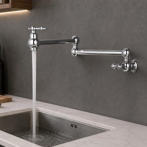 Könnte beinhalten: Ein wandmontierter Topffüller-Wasserhahn mit polierter Chromoberfläche und zwei Gelenkarmen. Der Wasserhahn verfügt über zwei Kreuzgriffe und gibt einen gleichmäßigen Wasserstrahl direkt in ein Küchenspülbecken aus Edelstahl ab.