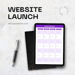 Könnte beinhalten: Ein Tablet mit einer lila-weißen Umzugscheckliste, platziert neben einem schwarzen Stift und einem schwarzen, strukturierten Notizbuch. Der Text lautet WEBSITE LAUNCH, reallygreatsite.com und NEW SITE NEW SITE in kreisförmiger Anordnung.
