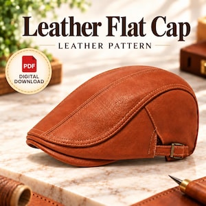 Könnte beinhalten: Eine hellbraune Leder-Schiebermütze mit genähter Paneelkonstruktion und einem seitlichen Verstellriemen mit Metallschnalle. Das Bild enthält den Text Leather Flat Cap, Leather Pattern und ein kreisförmiges Symbol mit PDF Digital Download.