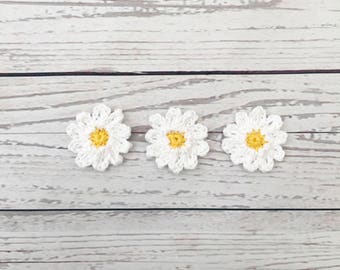 gehaakte witte daisy bloem, gehaakte bloem motief, wit gele bloem, bruiloft decoratie, gehaakte madeliefjes