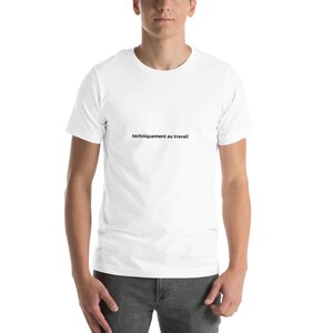 Peut inclure: Un t-shirt blanc à manches courtes avec le texte noir "techniquement au travail" imprimé dans une police sans empattement simple au centre de la poitrine. Le vêtement présente un col rond classique et une coupe standard épurée.