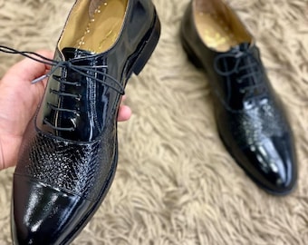 Scarpe Oxford in pelle nera realizzate a mano / Scarpe eleganti con punta rinforzata e dettagli in pelle di coccodrillo lucida