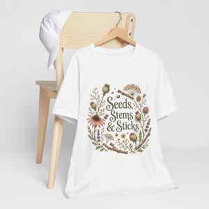 Fröer, stjälkar, pinnar, botanisk trädgård, t-shirt med vildblommande äng