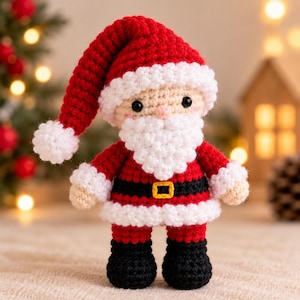 Peut inclure: Une poupée Père Noël au crochet avec un bonnet rouge à pompon blanc, une barbe blanche, une veste rouge avec une ceinture noire à boucle jaune et des bottes noires. Le visage beige clair présente deux yeux en perles noires et des joues roses.