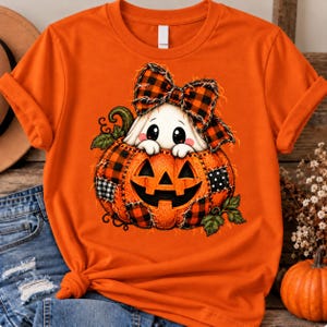 Fantasma di Halloween PNG, design di maglietta con zucca patchwork e fiocco a quadri