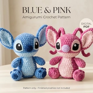 Peut inclure: Deux peluches amigurumi au crochet, une bleue et une rose, avec de grandes oreilles et des yeux ovales. Le texte indique : BLUE & PINK Amigurumi Crochet Pattern, DIGITAL PDF, et Pattern only - Finished plushies not included. Texture en laine douce.