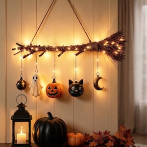 Decorazione da parete luminosa a forma di scopa da strega per Halloween, decorazione autunnale rustica, decorazione a LED a forma di zucca fantasma, regalo accogliente in stile rustico per Halloween