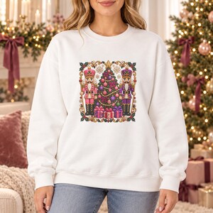 Sudadera navideña Cascanueces, Soldados rosas y morados con árbol, Sudadera unisex Gildan con cuello redondo