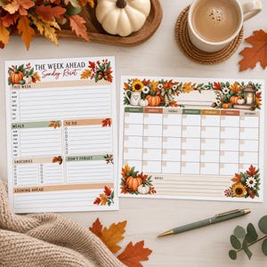 Peut inclure: Deux planificateurs en papier avec des illustrations sur le thème de l'automne, incluant des citrouilles, des tournesols et des feuilles mortes. Le planificateur de gauche est intitulé The Week Ahead Sunday Reset avec des sections dédiées.